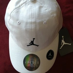 New white youth jordan/nike cap.